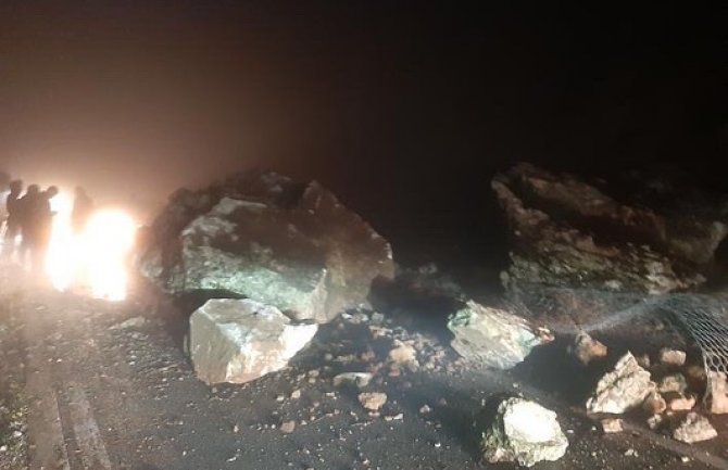 Saobraćaj upostavljen na putu Mateševo-Kolašin, zbog odrona u Brajićima jednom trakom naizmjenično