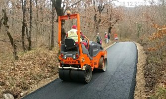 Asfaltiran put od manastira Morača do Bara Radovića