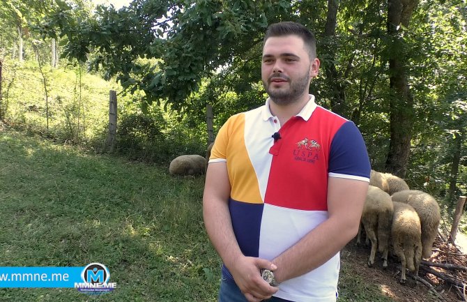 Student Arijan iz BP sa 16 godina počeo da uzgaja maline, sa 18 otvorio farmu ovaca, pomaže i majki u butiku