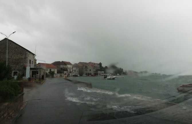 Poplavljeni putevi na primorju, zastrašujući snimci vožnje kroz Platije (VIDEO)