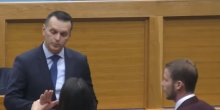 Ministar unutrašnjih poslova udario poslanika u Skupštini zbog NATO zastavica(VIDEO)