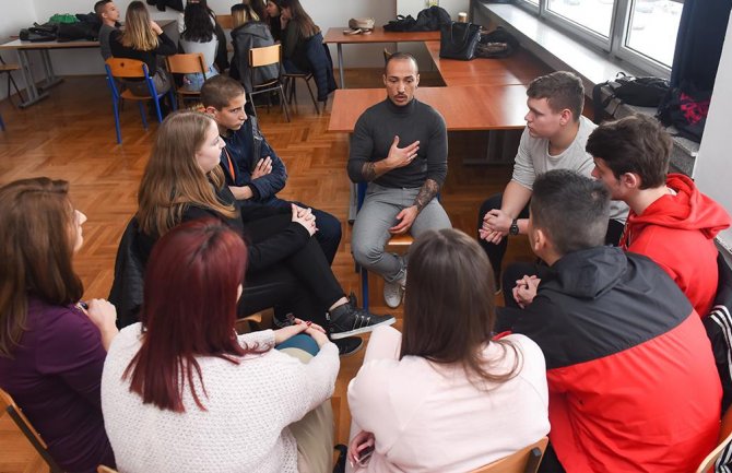 Osnažiti učenike kako bi u školskom okruženju stvarali jednake i realne mogućnosti za sve