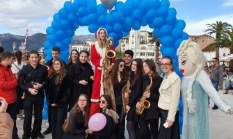 Tivat: Na Novogodišnjem humanitarnom bazaru 