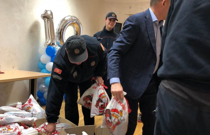 Noogodišnji paketići od Uprave policije za djecu iz Dječjeg doma 