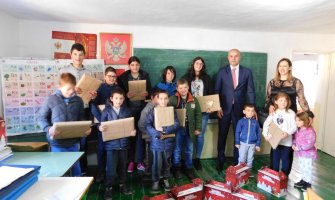 Djeca iz seoskih škola dobila računare i novogodišnje paketiće