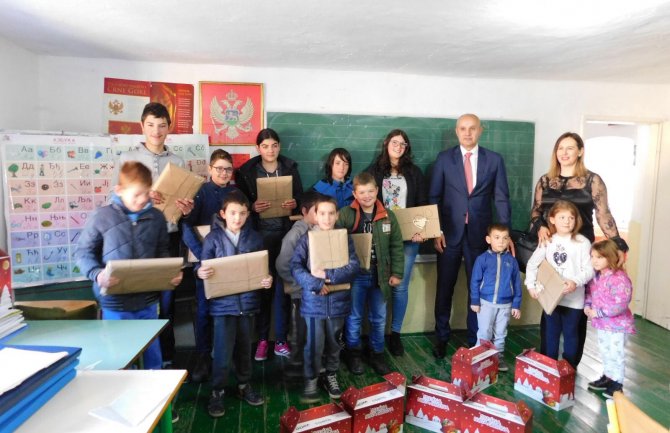 Djeca iz seoskih škola dobila računare i novogodišnje paketiće