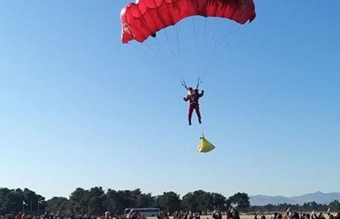 Djeda Mraz donio poklone padobranom na aerodromu 