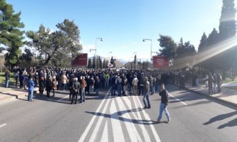 Moleban ispred kordona policije, episkopi pozvali vjernike da ostanu dostojanstveni i i ne pristanu ni na kakve provokacije