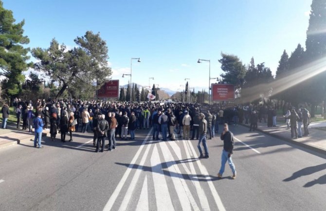 Moleban ispred kordona policije, episkopi pozvali vjernike da ostanu dostojanstveni i i ne pristanu ni na kakve provokacije