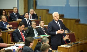 Marković policiji:  Ne smijete primijeniti silu prema narodu