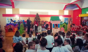 Cetinje: Predškolci dobili poklon paketiće