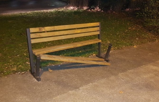 Podgorica: Gradski mobilijar ponovo na meti vandala(FOTO)