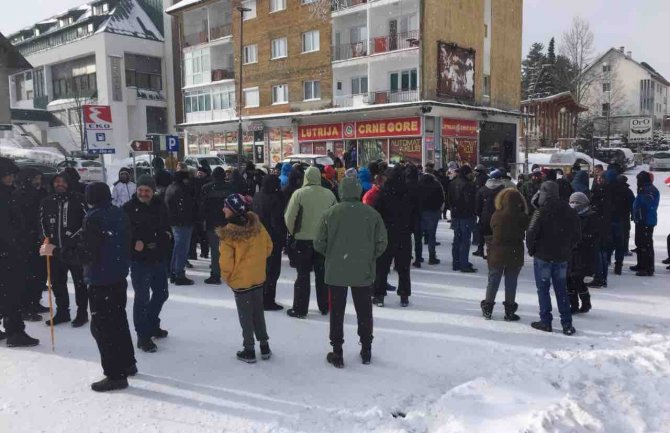 Žabljačani su u znak protesta blokirali centar grada, razišli se nakon 20 minuta (VIDEO)