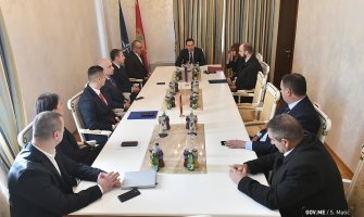 Pažin uručio ključeve od stanova zaposlenima u UIKS-u