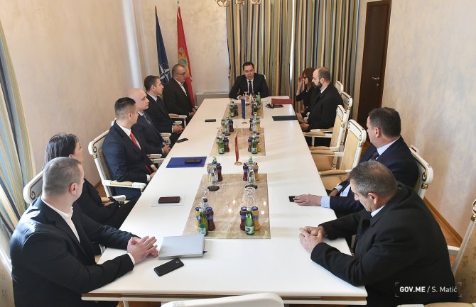 Pažin uručio ključeve od stanova zaposlenima u UIKS-u