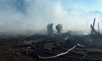 Tragedija u Tivtu: Požar zahvatio baraku, stradalo dijete (FOTO)