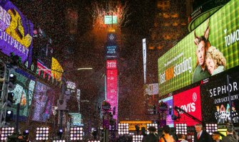 Njujork: Više od milion ljudi dočekalo tradicionalno Novu godinu, spektakularan vatromet obilježio i ovu proslavu (VIDEO)