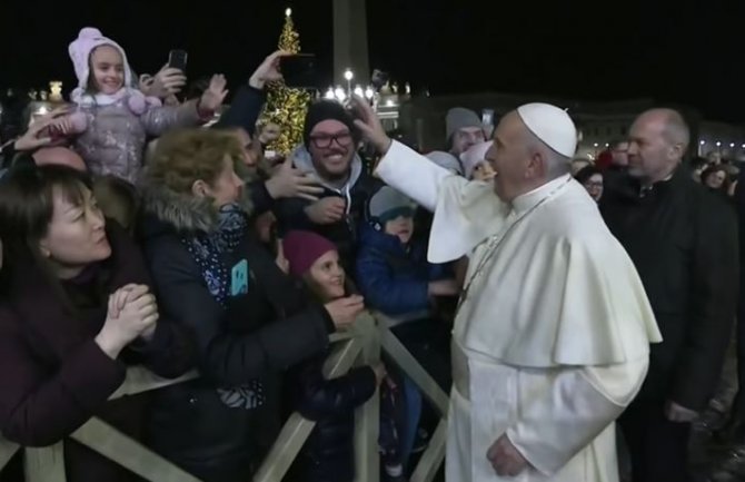 Žena povukla papu  za ruku, pogledajte kako je on reagovao (VIDEO)