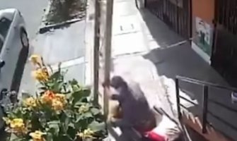 Muškarac u kolicima oborio molera sa devet metara visine (VIDEO)