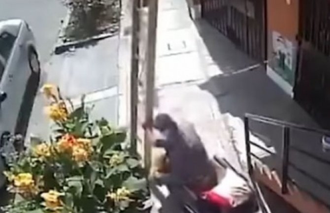 Muškarac u kolicima oborio molera sa devet metara visine (VIDEO)