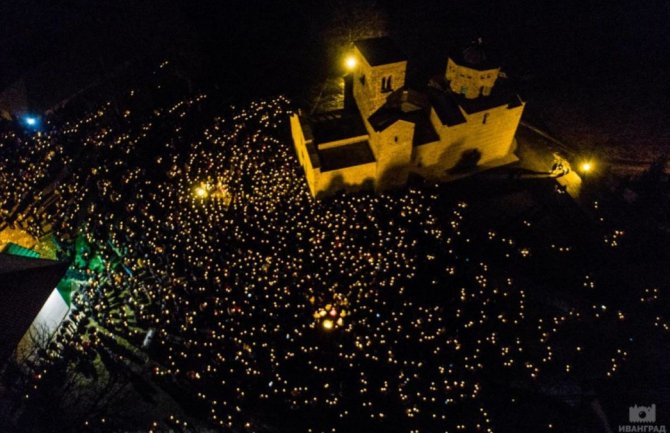 Vjernici i večeras šetali u više gradova CG (VIDEO)