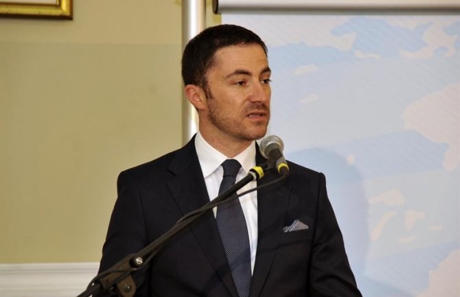 Bogdanović: Božićni praznici su prilika da se podsjetimo na važnosti zajedništva i razumijevanja