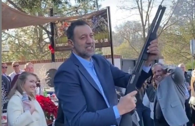 Usred Amerike grmjeli pucnji: Divac pucao iz sačmare na Božić (VIDEO)