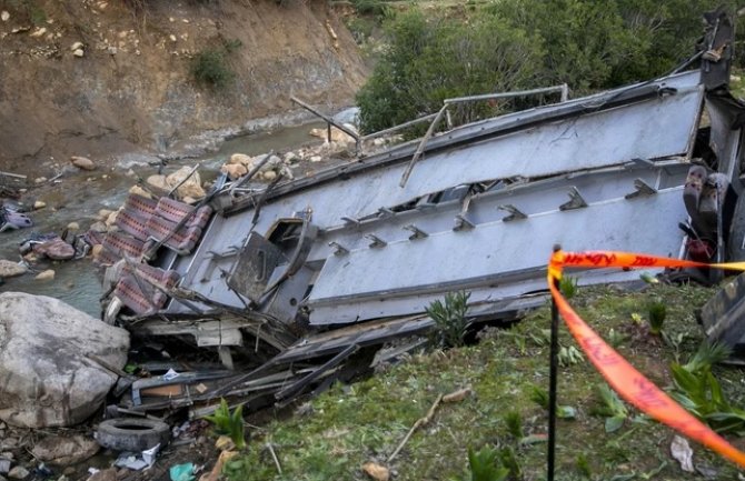 Iran: Autobus sletio u provaliju, 19 poginulo