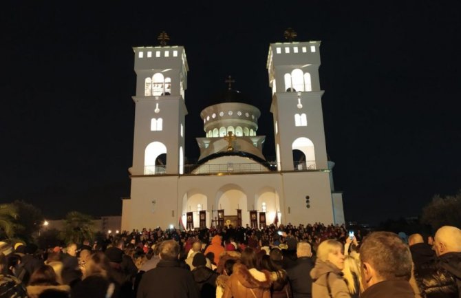 U više gradova nastavljene litije