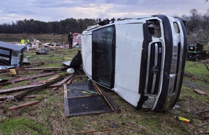 SAD: U nevremenu stradalo najmanje 11 osoba