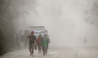 Lava izbija iz vulkana na Filipinima, pepeo se širi ka Manili