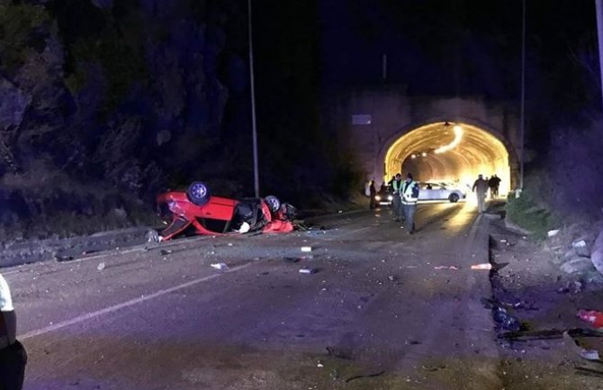 Udes na putu Bar-Ulcinj: Vozilo završilo na krovu, jedna osoba povrijeđena(FOTO)