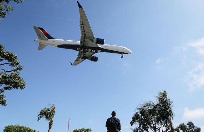 Avion ispustio gorivo prilikom prinudnog slijetanja, 60 ljudi povrijeđeno