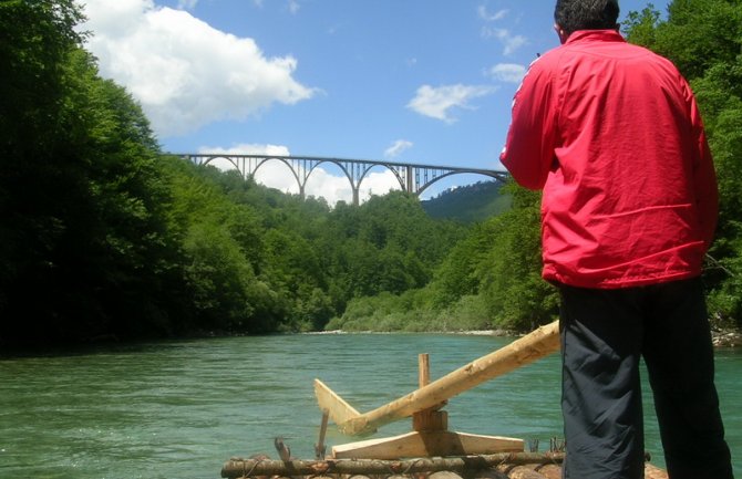 Drveni splavovi atrakcija za turiste u Njemačkoj