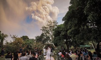 Jedinstvene fotografije: Vjenčali se s aktivnim vulkanom u pozadini