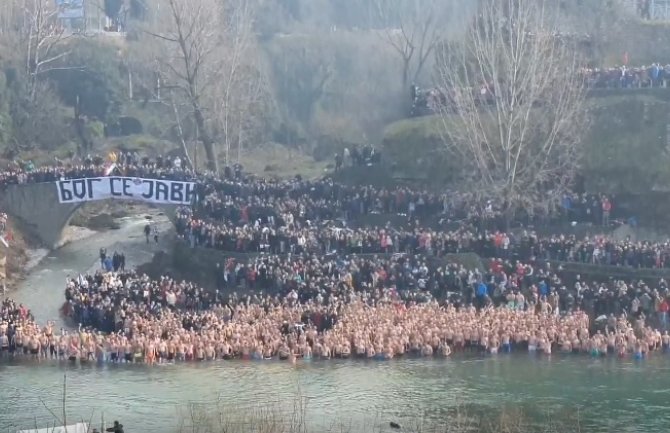 Prenkiću krst po drugi put, pjevali o Srbiji, Kosovu, Amfilohije: Oni koji su na vlasti da se vrate narodu i Bogu (VIDEO)