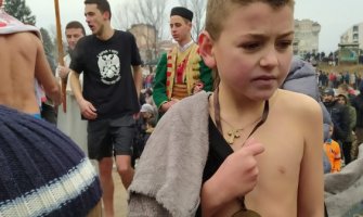 Devetogodišnjak u Beranama prvi do krsta, u Tivtu krst za djevojčicu, u HN plivala Ruskinja i Iranac(FOTO)(VIDEO)