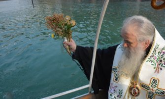 Amfilohije odgovorio Đukanoviću: Litije nisu politički skupovi, pregovori kad se Zakon povuče