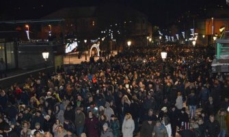 U nekoliko crnogorskih gradova i večeras  organizovani molebani i litije