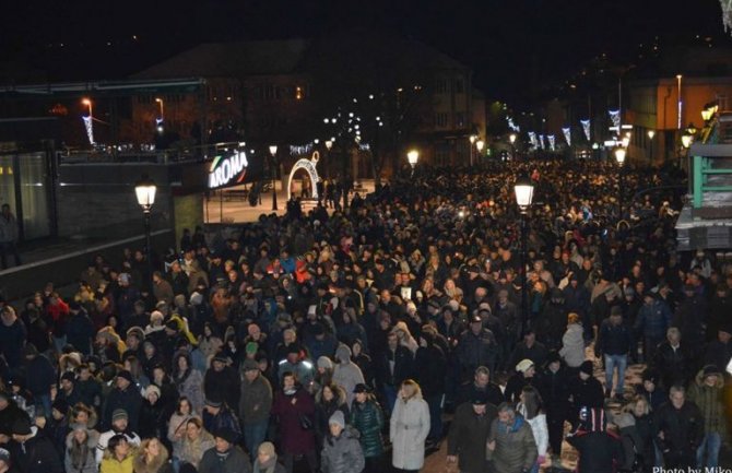U nekoliko crnogorskih gradova i večeras  organizovani molebani i litije
