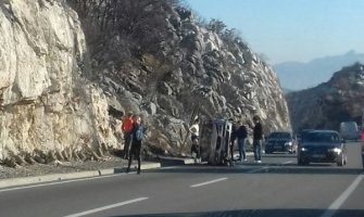 Udes na putu Cetinje-Podgorica: Prevrnulo se vozilo, povrijeđena jedna osoba