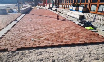 Počelo popločavanje staze na Jazu