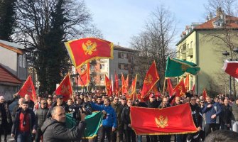 Završena šetnja protiv najavljene litije: Cetinje niti drugačije zna niti umije (VIDEO)