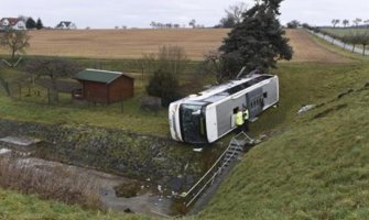 Školski autobus sletio s puta, stradalo dvoje djece