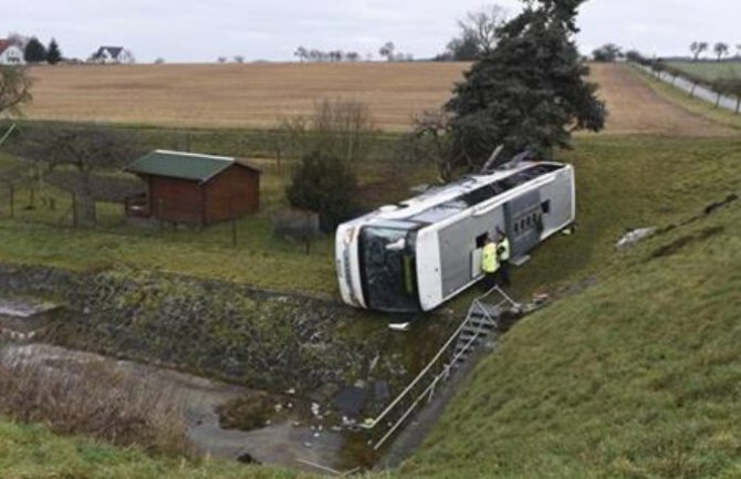 Školski autobus sletio s puta, stradalo dvoje djece