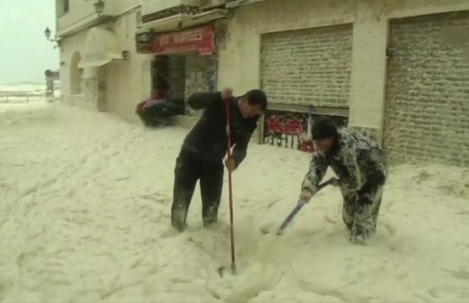 Španija u haosu čitav grad prekriven morskom pjenom (VIDEO)