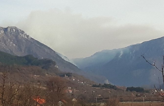 Požar u nikšićkoj Župi  gase i avioni MUPa, vatra prijeti kućama