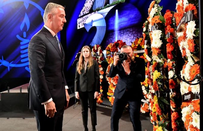 Đukanović položio vijenac u znak sjećanja na žrtve holokausta