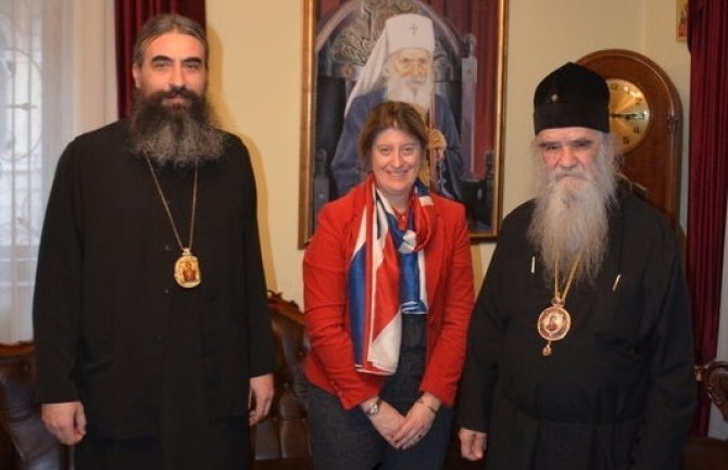 Ambasadorka Kemp cijeni miran način na koji učesnici  litija izražavaju svoj stav, dijalogom do rješenja