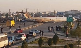 Iranski avion nije uspio da se zaustavi i završio na gradskoj ulici (VIDEO)